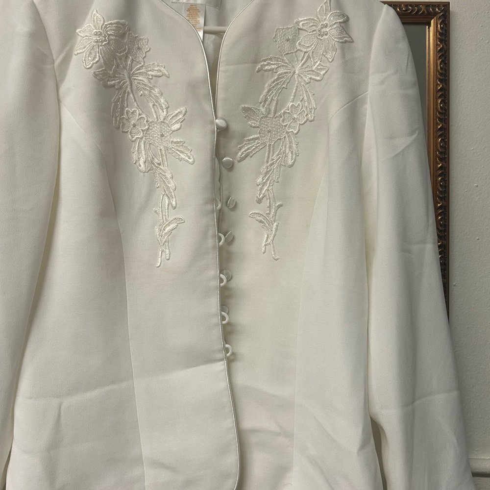 Elegant White Embroidered Women's Jacket